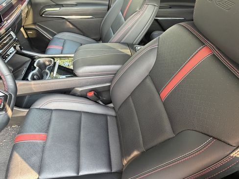 Used 2025 Chevrolet Traverse RS FWD image 16