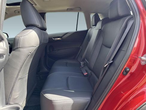 Used 2025 Toyota Corolla Cross XLE w/ Convenience Package FWD image 18