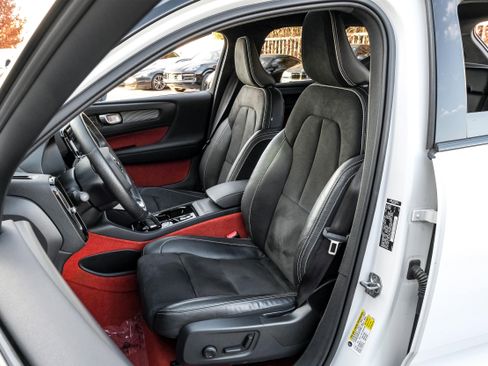 Used 2021 Volvo XC40 T4 R-Design image 33