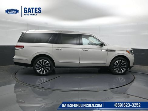 Used 2024 Lincoln Navigator L Reserve AWD/4WD image 3