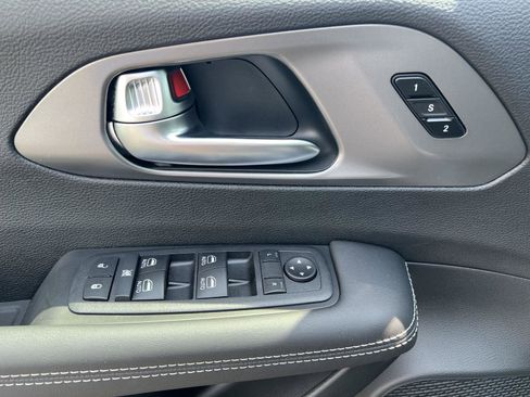 New 2025 Chrysler Pacifica Select w/ Uconnect Theater Family Group image 15