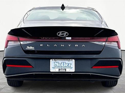 Used 2025 Hyundai Elantra Sport image 4