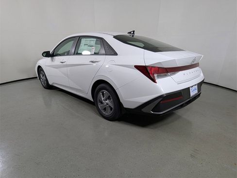 Certified 2025 Hyundai Elantra SE image 5