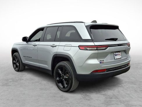 Used 2023 Jeep Grand Cherokee Altitude image 3