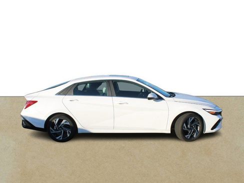 Used 2024 Hyundai Elantra Limited image 2