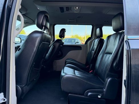 Used 2016 Chrysler Town & Country Touring FWD image 34
