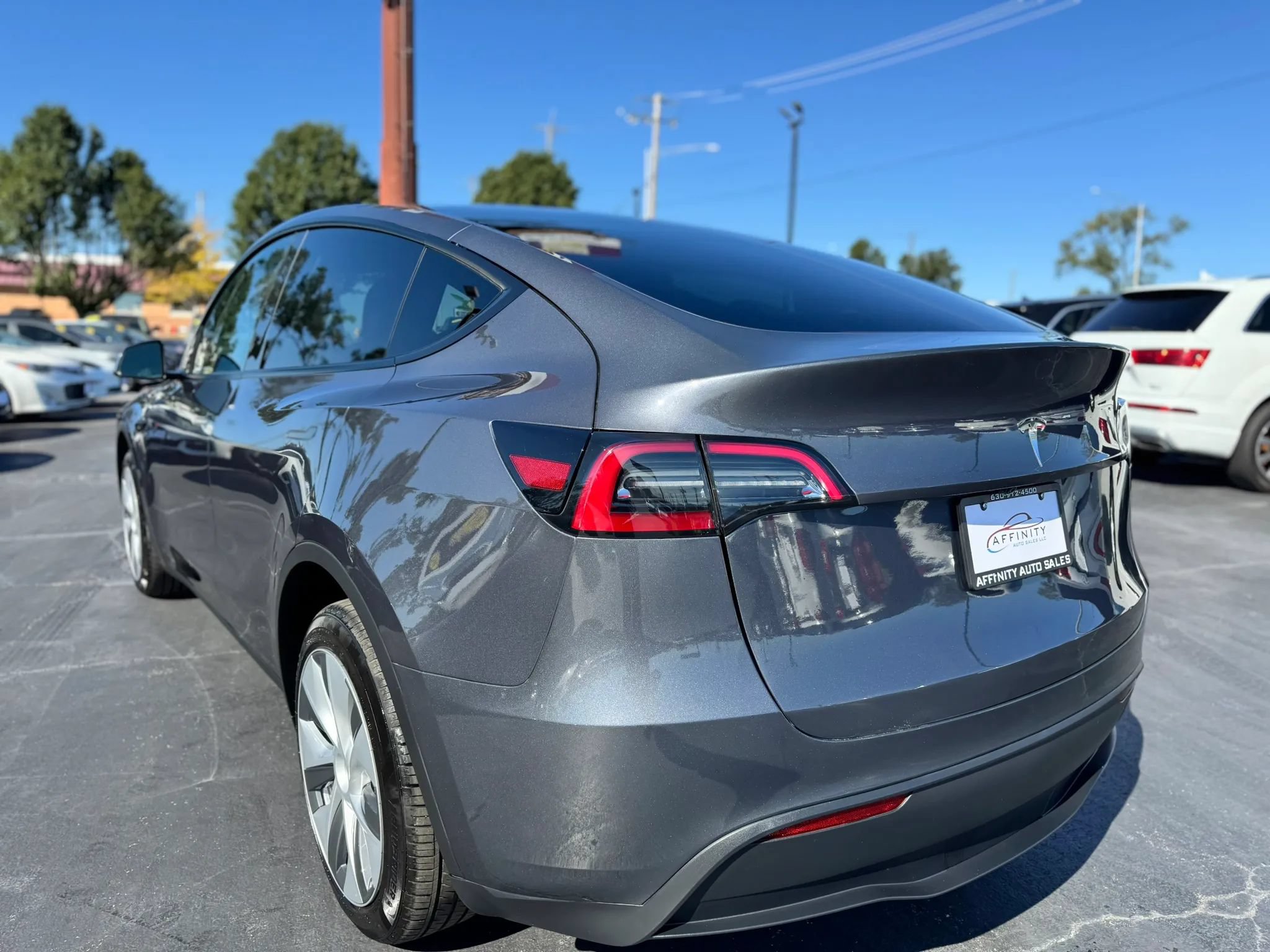 Used 2023 Tesla Model Y Long Range AWD/4WD image 3