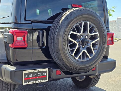 Used 2024 Jeep Wrangler Unlimited Sahara AWD/4WD image 7