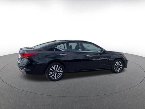 Used 2025 Nissan Altima 2.5 SV FWD image 12