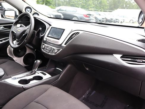 Used 2017 Chevrolet Malibu LT FWD image 19