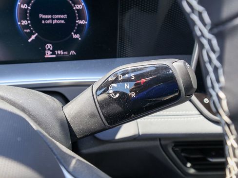 Used 2025 Volkswagen Tiguan SE image 26