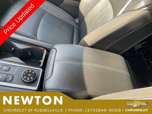 Used 2025 Nissan Pathfinder SL AWD/4WD image 22