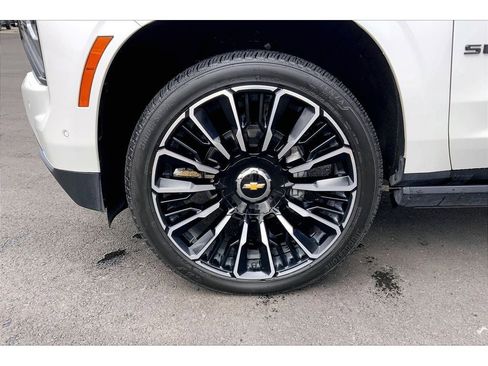 Used 2025 Chevrolet Suburban High Country AWD/4WD image 10