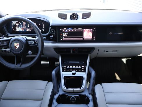 Used 2025 Porsche Cayenne S image 23