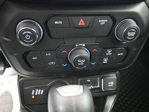 Used 2020 Jeep Renegade Latitude w/ Cold Weather Group image 19