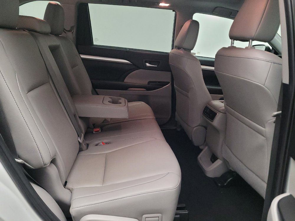 Used 2019 Toyota Highlander XLE FWD image 19