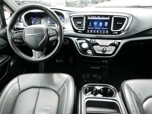 Used 2020 Chrysler Pacifica Touring-L w/ S Appearance Package FWD image 10