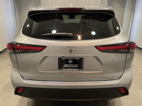 Used 2023 Toyota Highlander XLE AWD/4WD image 5
