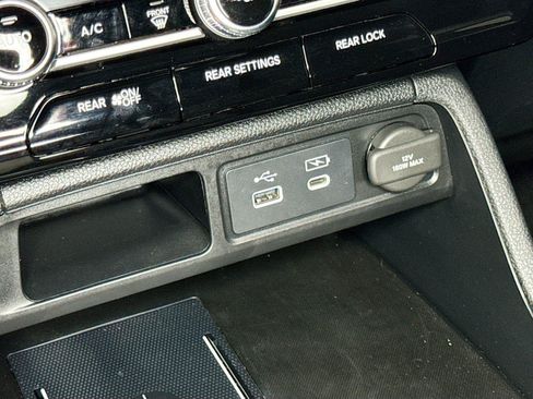Used 2025 Honda Pilot Touring image 15