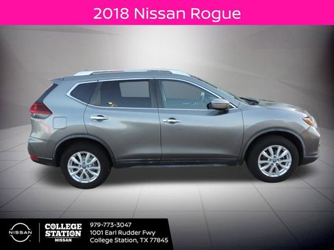 Used 2018 Nissan Rogue SV image 2