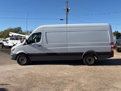 Used 2017 Mercedes-Benz Sprinter 2500 image 4