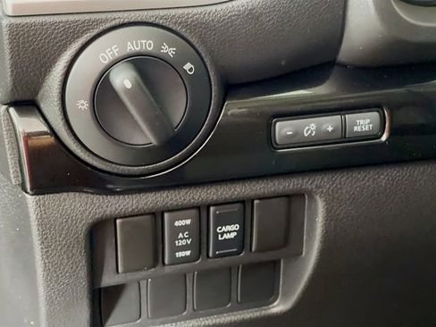 Used 2018 Nissan Titan SV w/ SV Convenience Package AWD/4WD image 11