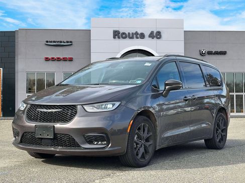 Used 2022 Chrysler Pacifica Limited w/ S Appearance Package image 2
