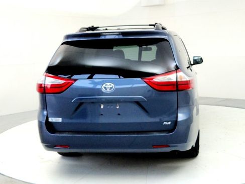 Used 2017 Toyota Sienna XLE FWD image 5
