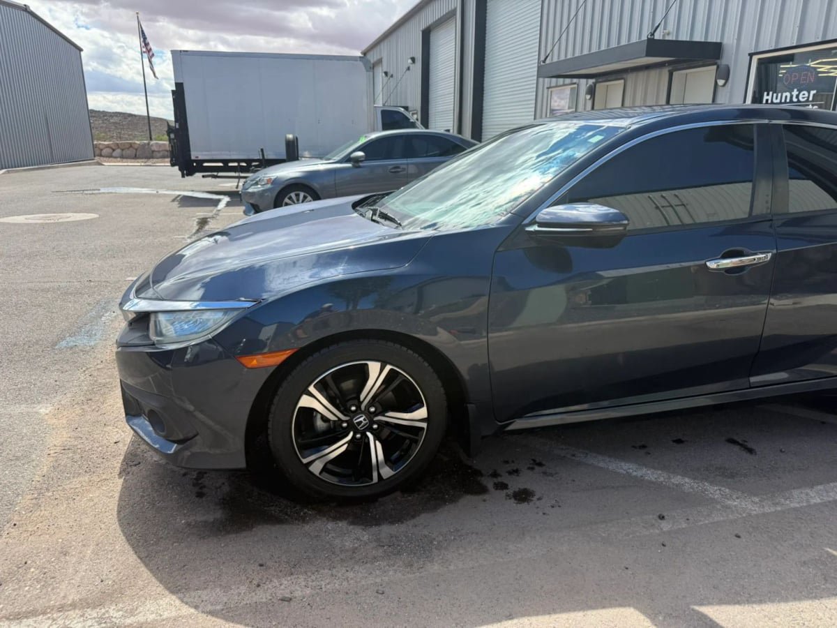 Used 2017 Honda Civic Touring image 3