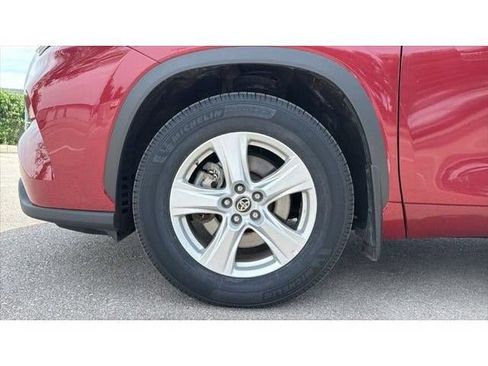 Certified 2025 Toyota Highlander LE AWD/4WD image 12