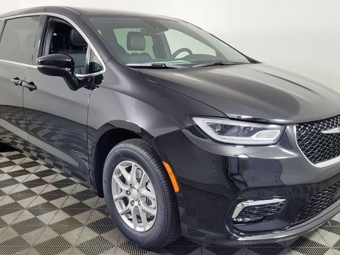 New 2026 Chrysler Pacifica Select image 1