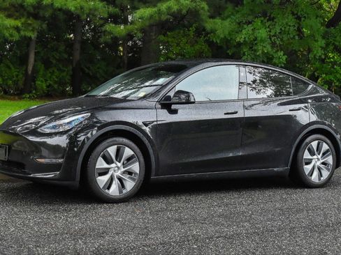 Used 2023 Tesla Model Y Long Range AWD/4WD image 2