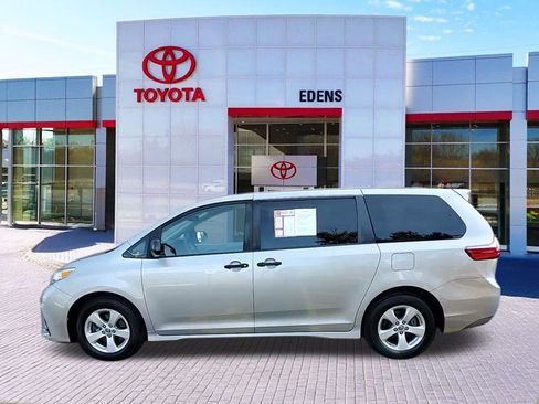 Used 2020 Toyota Sienna L image 9