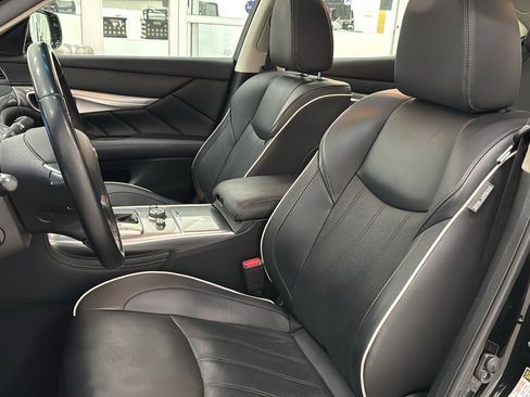 Used 2019 INFINITI Q70 Luxe image 25
