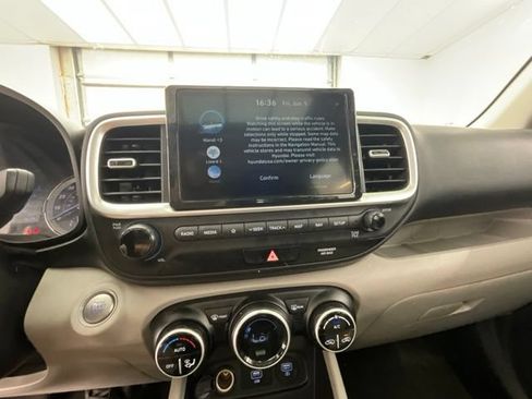 Used 2021 Hyundai Venue SEL w/ Premium Package FWD image 9