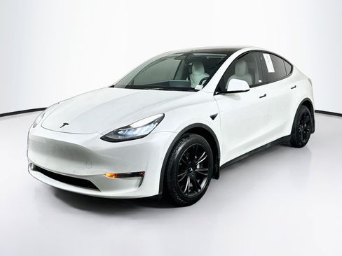 Used 2022 Tesla Model Y Long Range AWD/4WD image 3