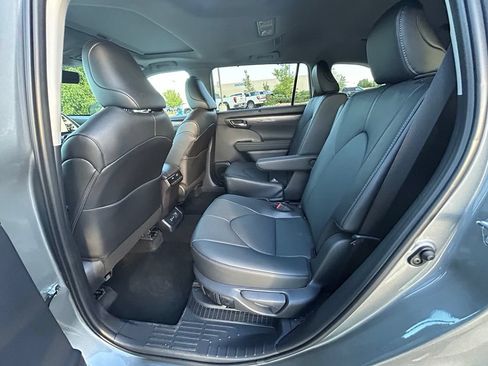 Used 2026 Toyota Highlander Limited AWD/4WD image 23