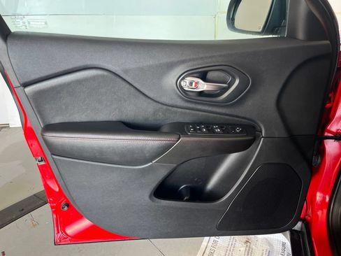 Used 2019 Jeep Cherokee Trailhawk AWD/4WD image 26