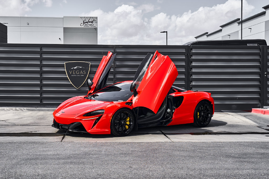 Used 2025 McLaren Artura Spider RWD image 13