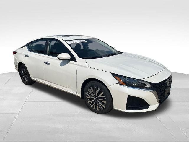 Certified 2023 Nissan Altima 2.5 SV w/ SV Premium Package AWD/4WD image 6