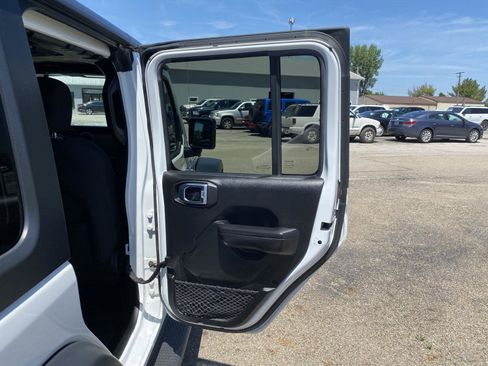 Used 2018 Jeep Wrangler Unlimited Sport S AWD/4WD image 32