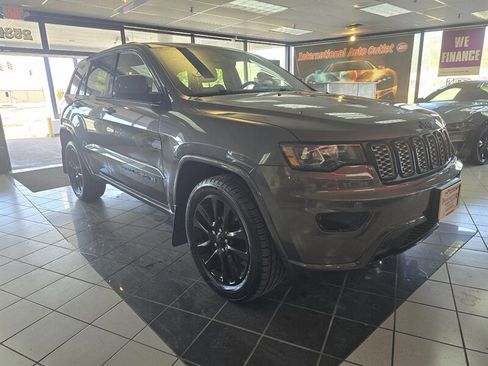 Used 2019 Jeep Grand Cherokee Altitude image 3