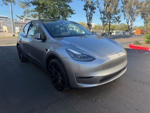 Used 2024 Tesla Model Y Long Range image 2