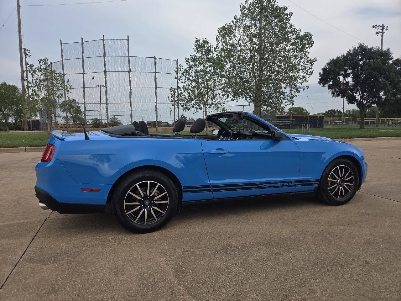 Used 2012 Ford Mustang Convertible RWD image 23