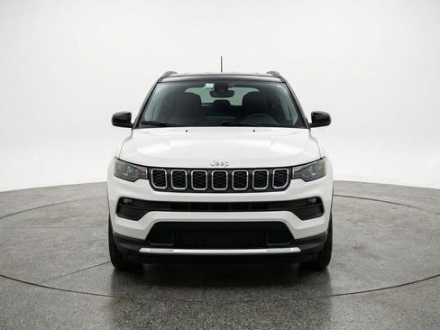 Used 2025 Jeep Compass Latitude AWD/4WD image 2