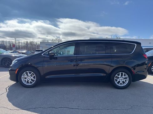 Used 2024 Chrysler Pacifica Touring-L image 6