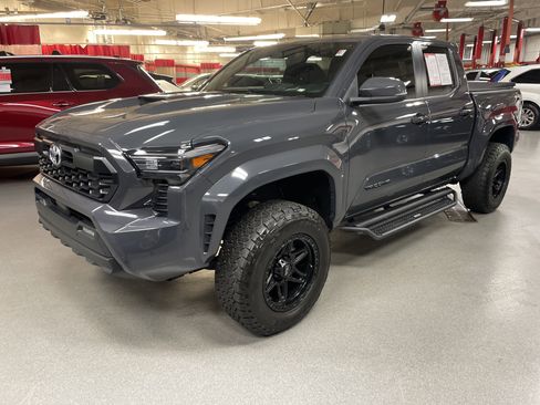 Used 2024 Toyota Tacoma TRD Sport w/ TRD Sport Upgrade Package image 5