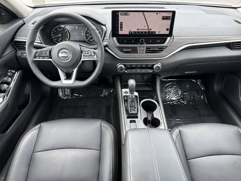 Used 2023 Nissan Altima 2.5 SV w/ SV Premium Package FWD image 2