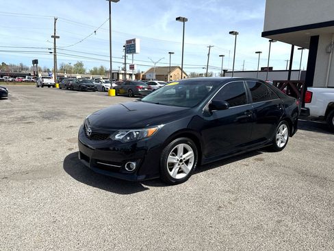 Used 2014 Toyota Camry SE image 2