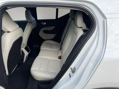 Used 2021 Volvo XC40 T4 Momentum FWD image 3